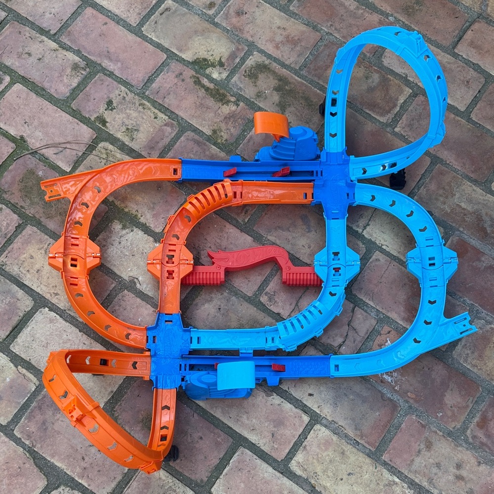 Hot Wheels Ultra Hots Blast Launch Face-Off Track Set